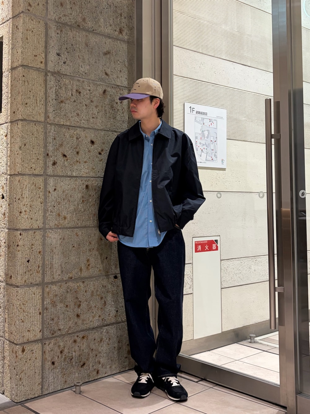 ブルー系のブルゾン、ブルー系のシャツ/ブラウス、ブルー系のデニムパンツを着用したメンズの冬コーディネートの3枚目の写真