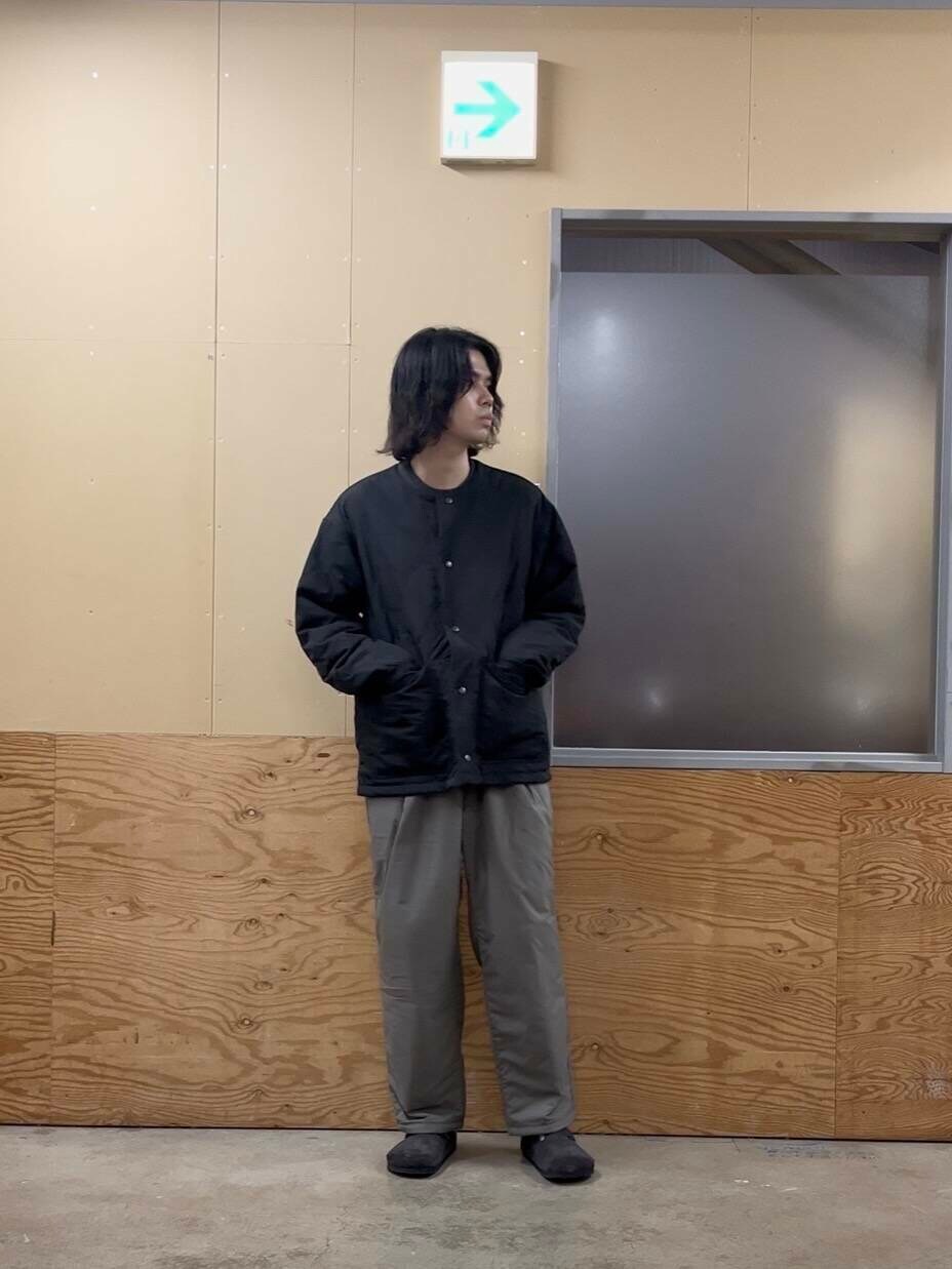 グレー系のその他パンツ、ブラック系のブルゾン、グレー系のニット/セーターを着用したメンズの秋コーディネートの2枚目の写真