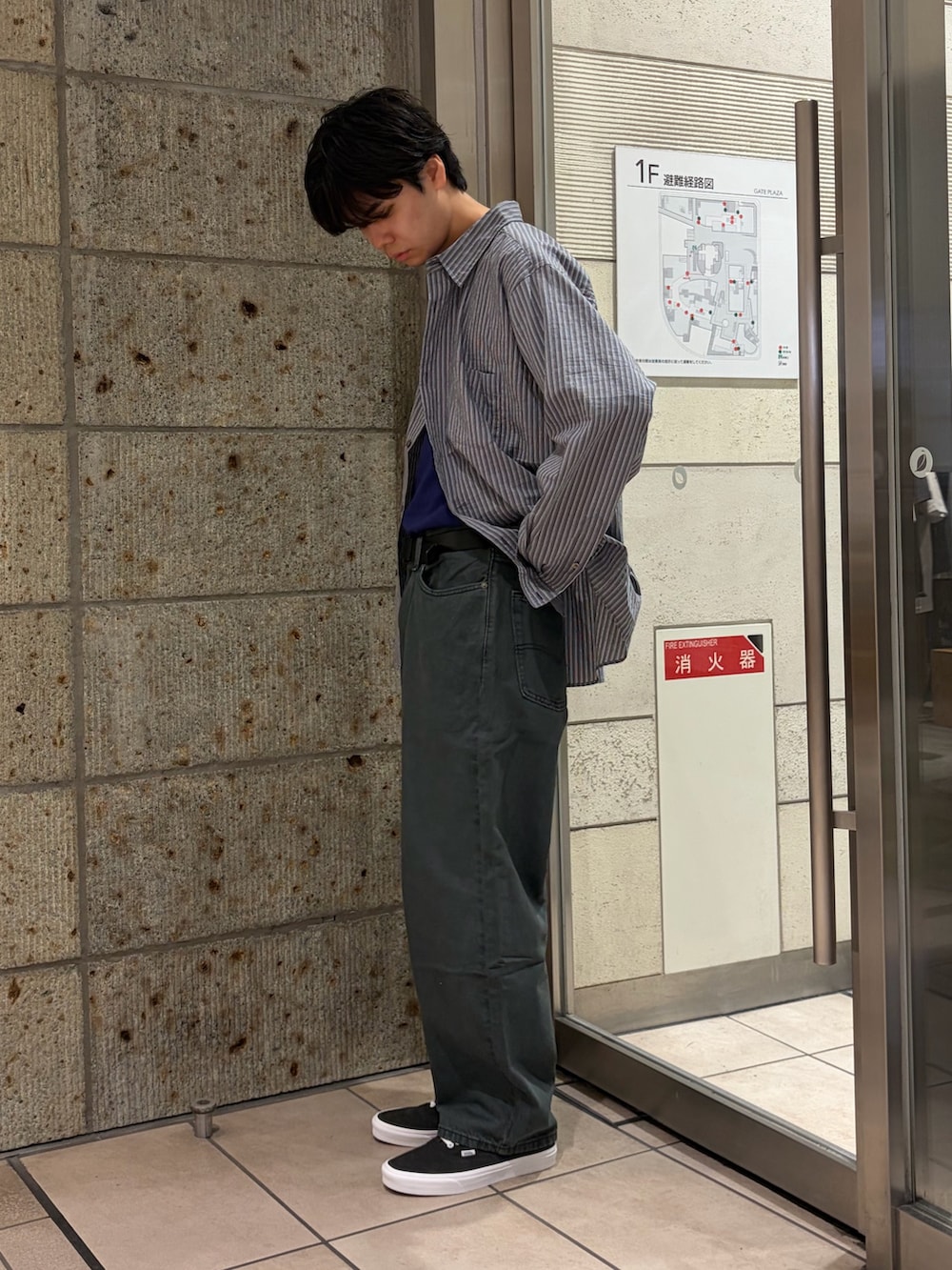 グレー系のシャツ/ブラウス、ブルー系のTシャツ/カットソー、ブルー系のデニムパンツを着用したメンズの夏コーディネートの3枚目の写真