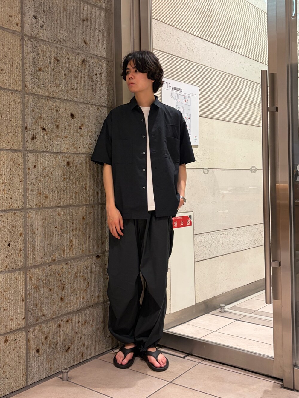ブラック系のシャツ/ブラウス、ホワイト系のTシャツ/カットソー、グリーン系のその他パンツを着用したメンズの夏コーディネートの2枚目の写真