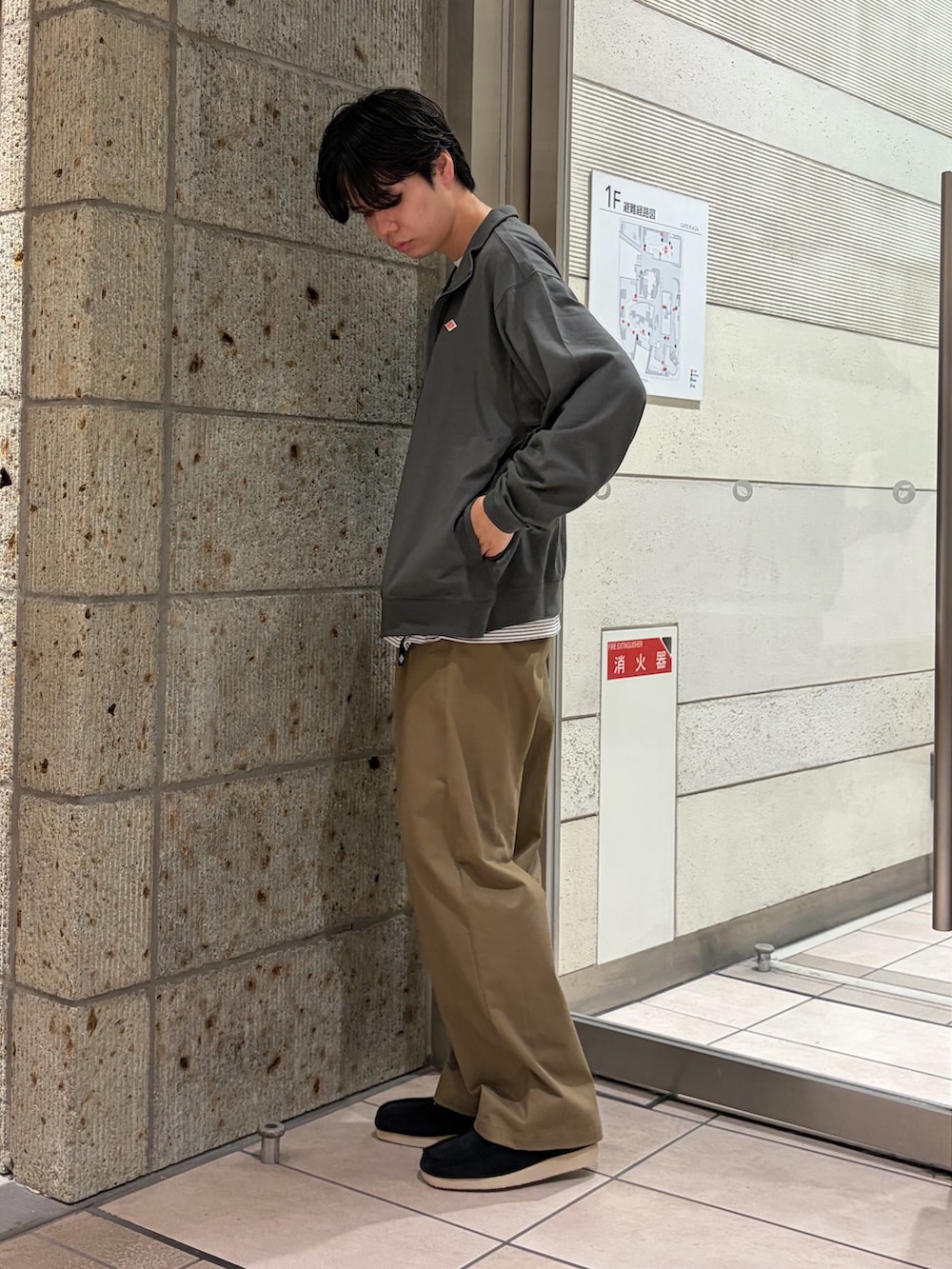 グレー系のテーラードジャケット、ホワイト系のTシャツ/カットソー、ベージュ系のその他パンツを着用したメンズの秋コーディネートの3枚目の写真