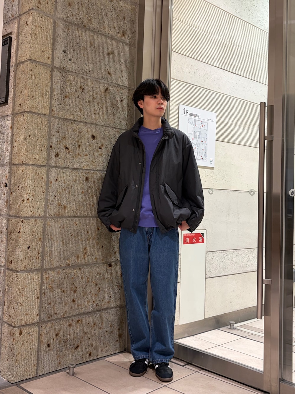 ブラック系のモッズコート、ブルー系のスウェット、ブラック系のスニーカーを着用したメンズの冬コーディネートの5枚目の写真