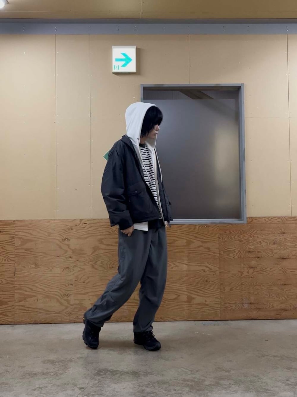 グレー系のその他パンツ、ブラック系のスニーカー、グレー系のパーカーを着用したメンズの秋コーディネートの3枚目の写真