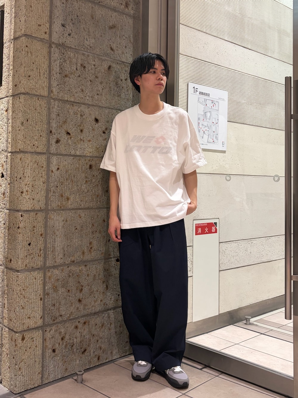 ブルー系のその他パンツ、ホワイト系のTシャツ/カットソー、ブラック系のスニーカーを着用したメンズの春コーディネートの2枚目の写真