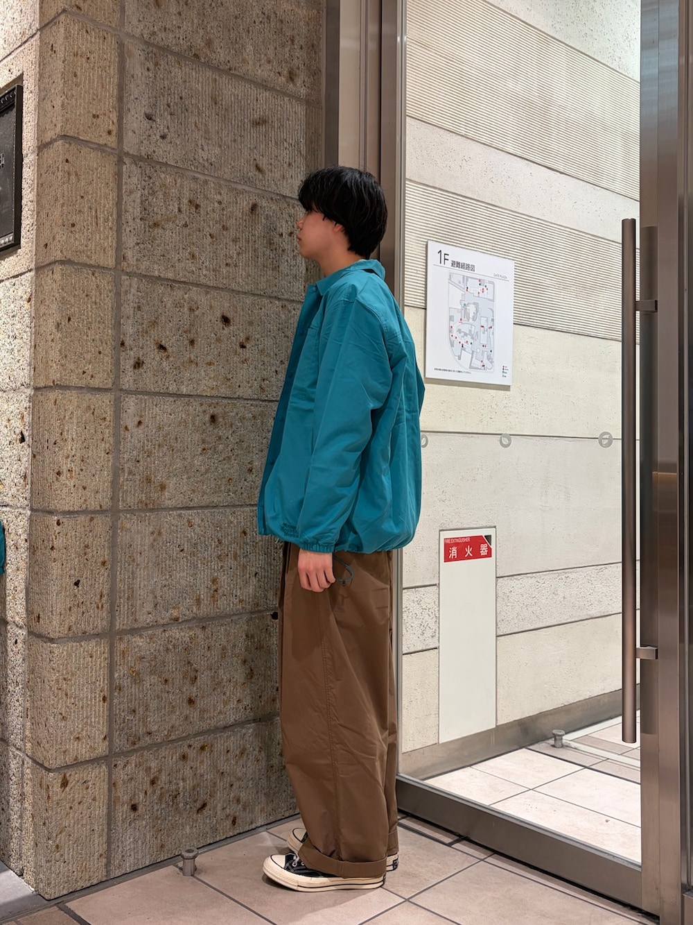 グリーン系のその他アウター、ブラック系のスニーカー、グレー系のスウェットを着用したメンズの春コーディネートの4枚目の写真