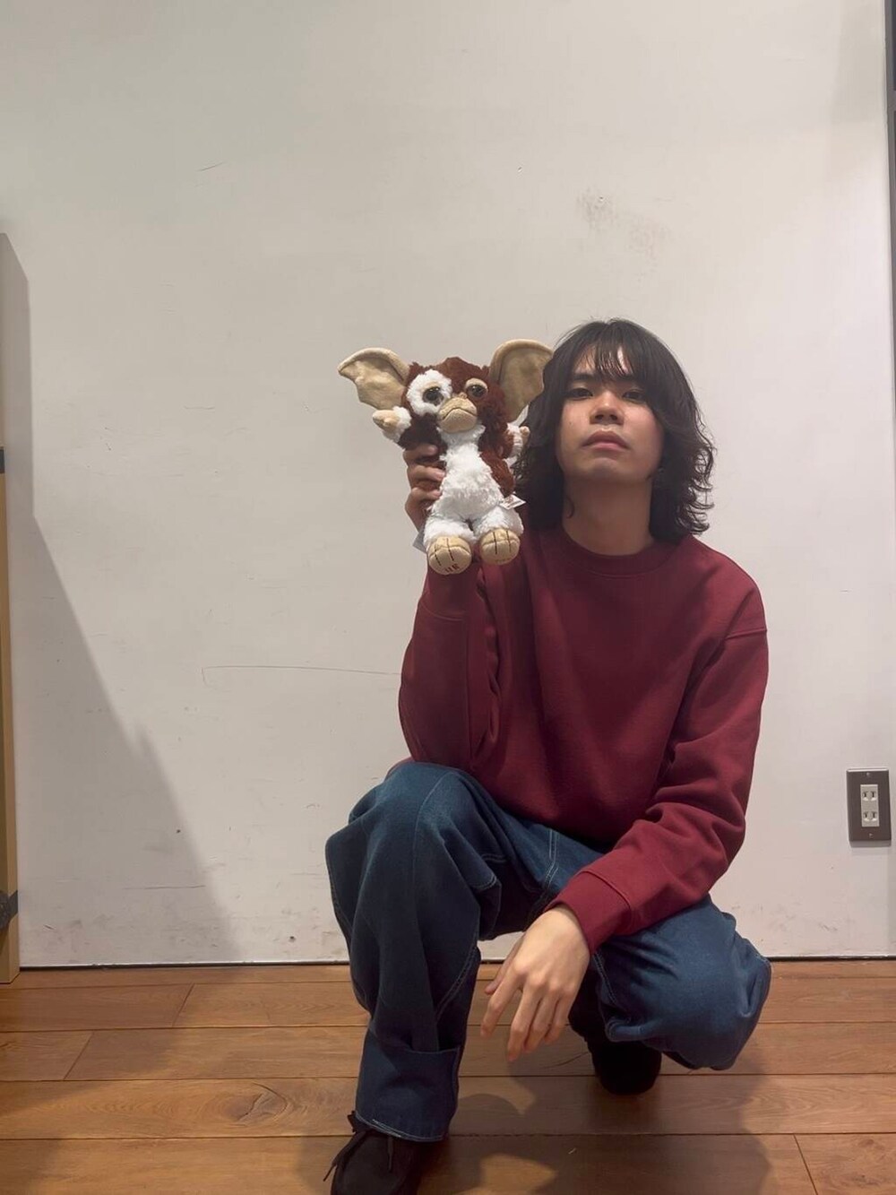 レッド系のスウェット、その他のおもちゃを着用したメンズの冬コーディネートの4枚目の写真