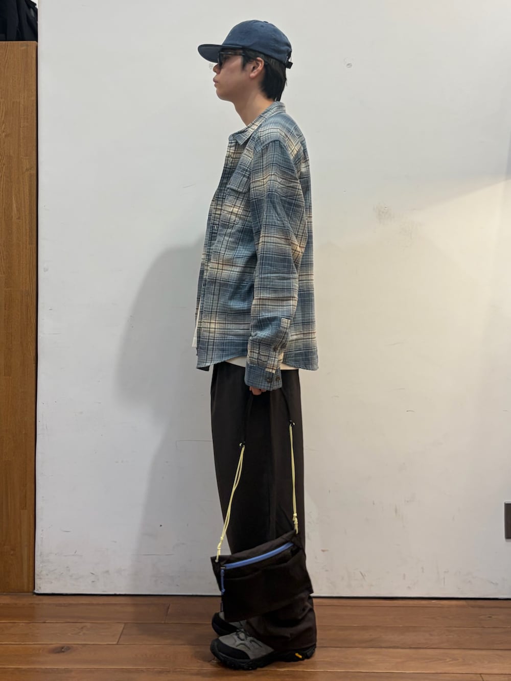 ブルー系のシャツ/ブラウス、ブラウン系のショルダーバッグ、ホワイト系のTシャツ/カットソーを着用したメンズの秋コーディネートの3枚目の写真