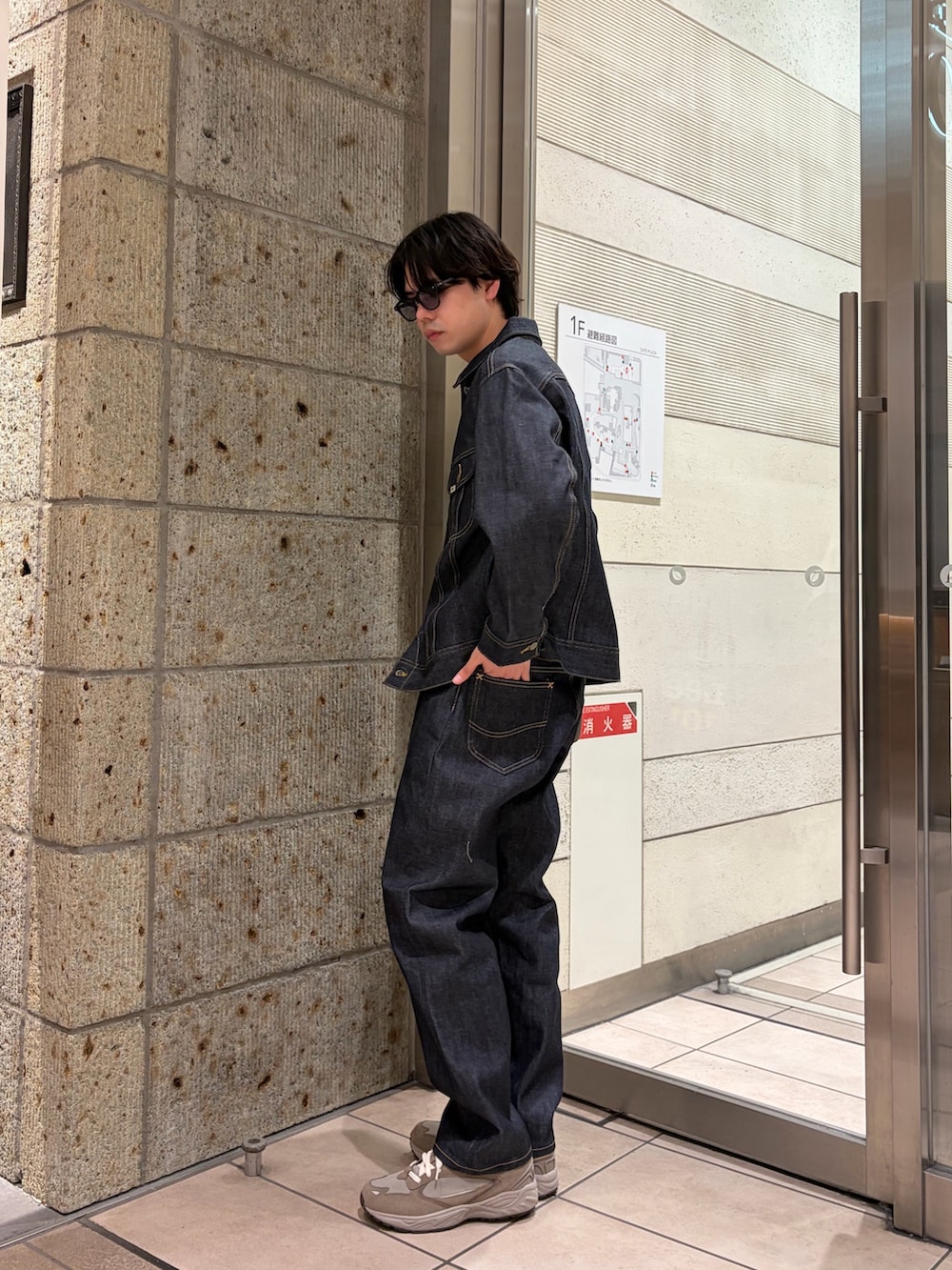 ブルー系のデニムパンツ、ブルー系のデニムジャケット、グレー系のTシャツ/カットソーを着用したメンズの冬コーディネートの4枚目の写真