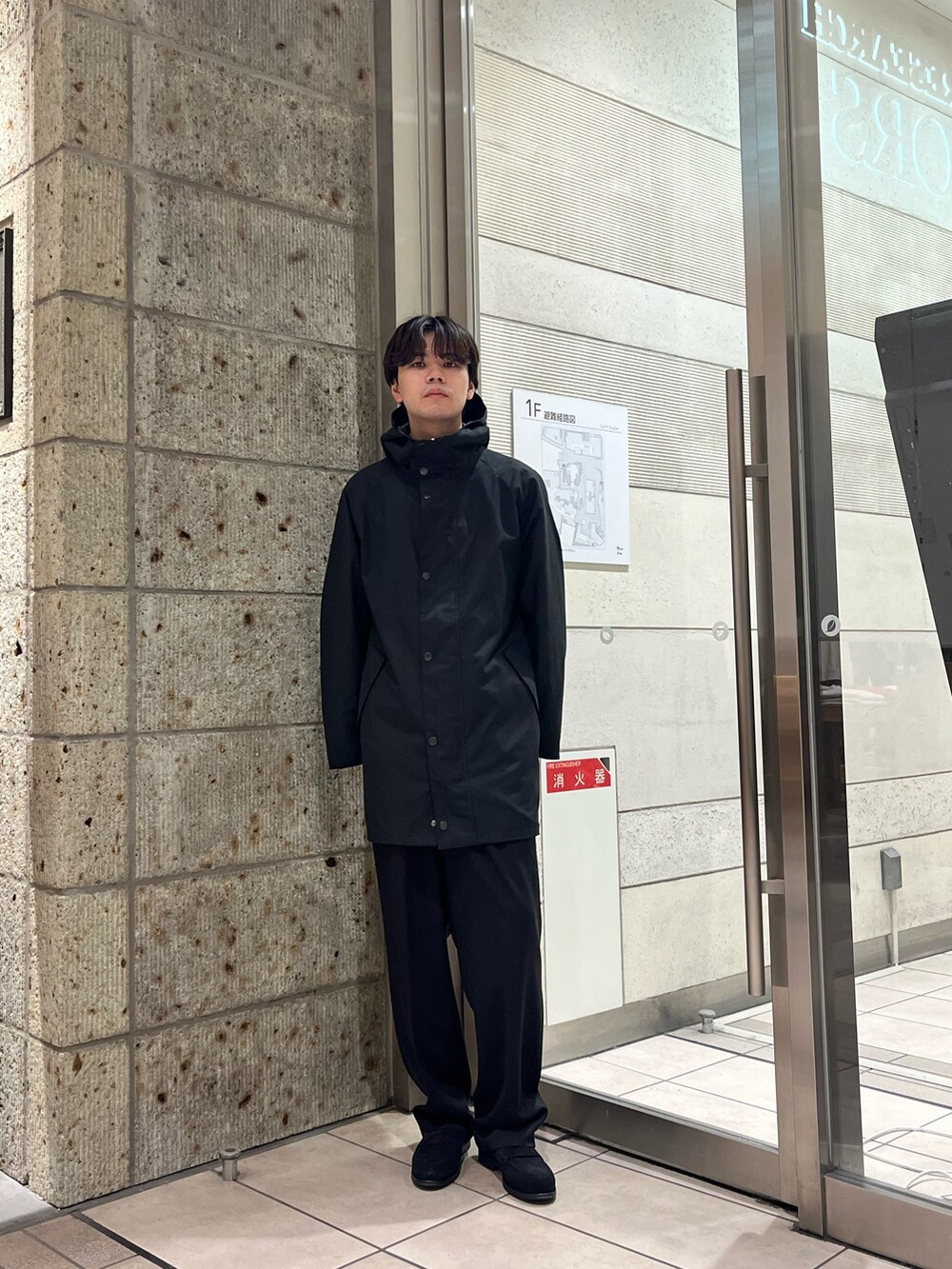 その他のシャツ/ブラウス、ブラック系のその他パンツ、ブラック系のドレスシューズを着用したメンズの秋コーディネートの6枚目の写真