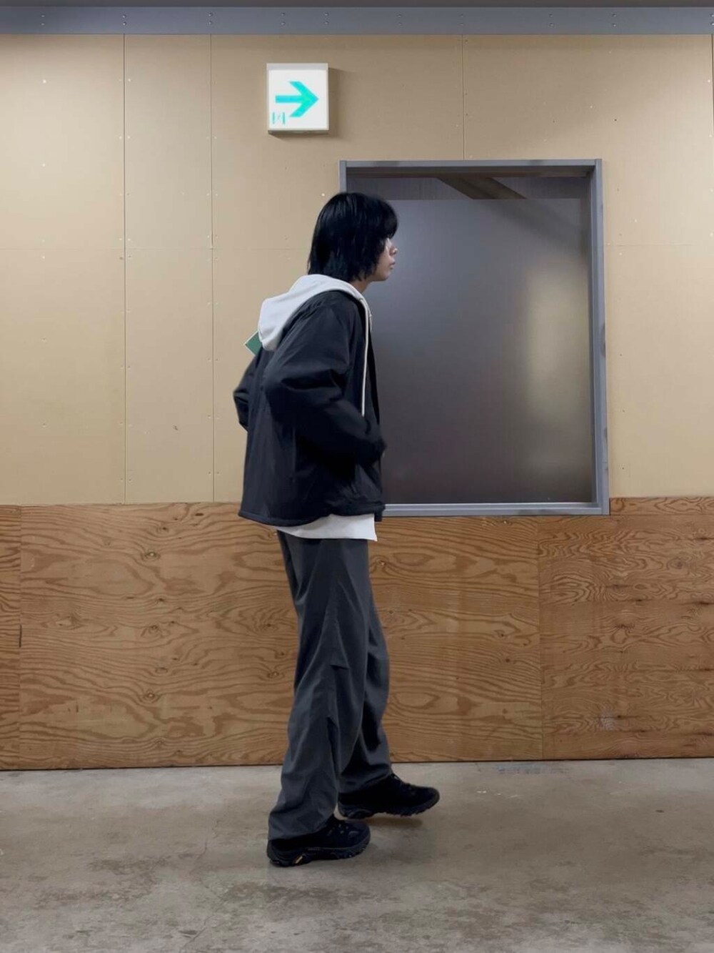 グレー系のその他パンツ、ブラック系のスニーカー、グレー系のパーカーを着用したメンズの秋コーディネートの2枚目の写真