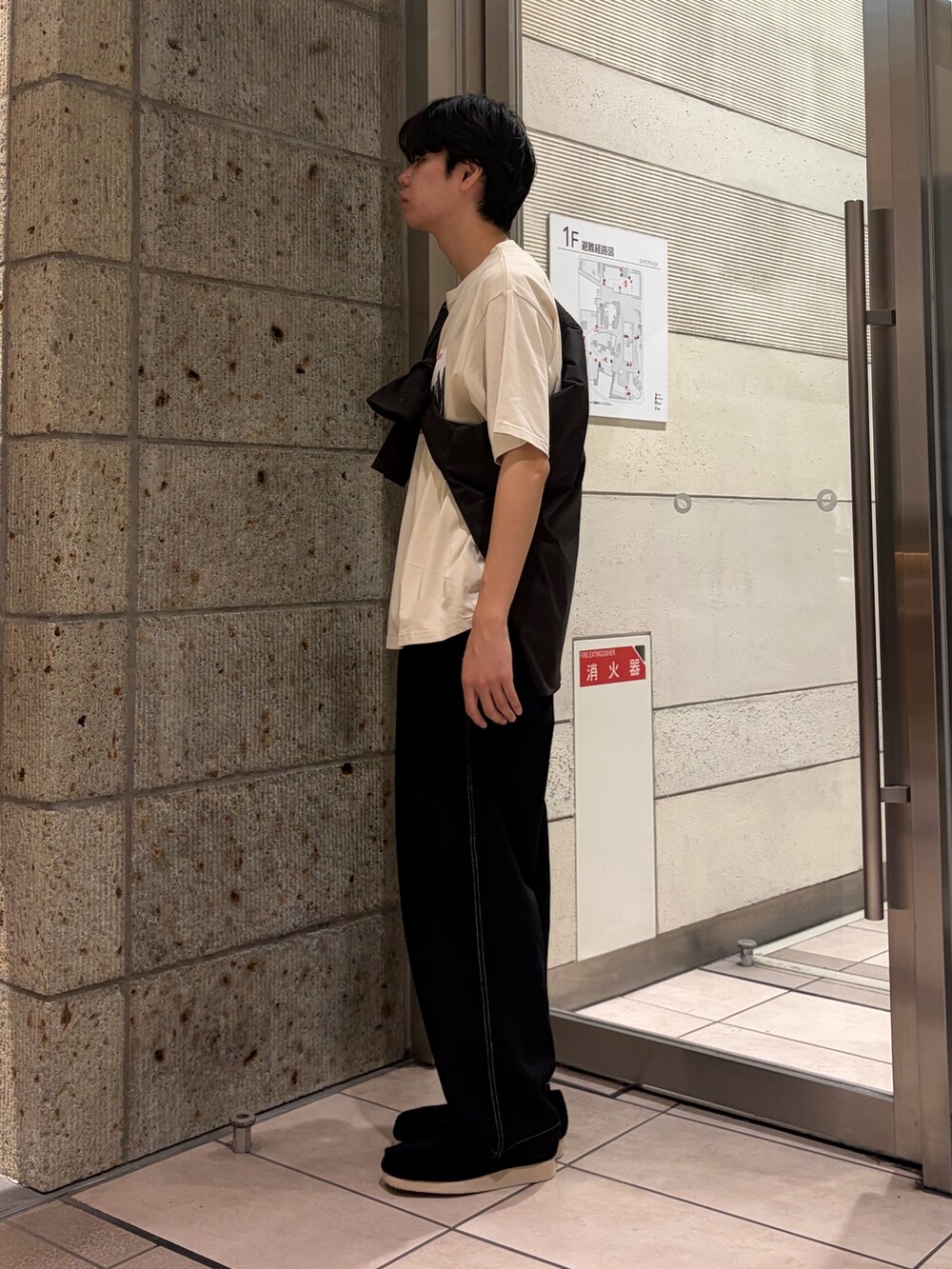 ホワイト系のTシャツ/カットソー、ブルー系のシャツ/ブラウス、ブラック系のその他パンツを着用したメンズの秋コーディネートの3枚目の写真
