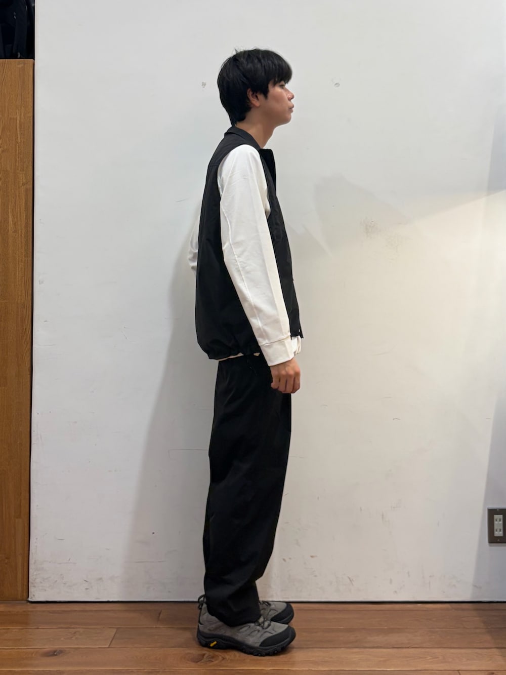 ブラック系のベスト、ホワイト系のTシャツ/カットソー、ブラック系のその他パンツを着用したメンズの秋コーディネートの4枚目の写真