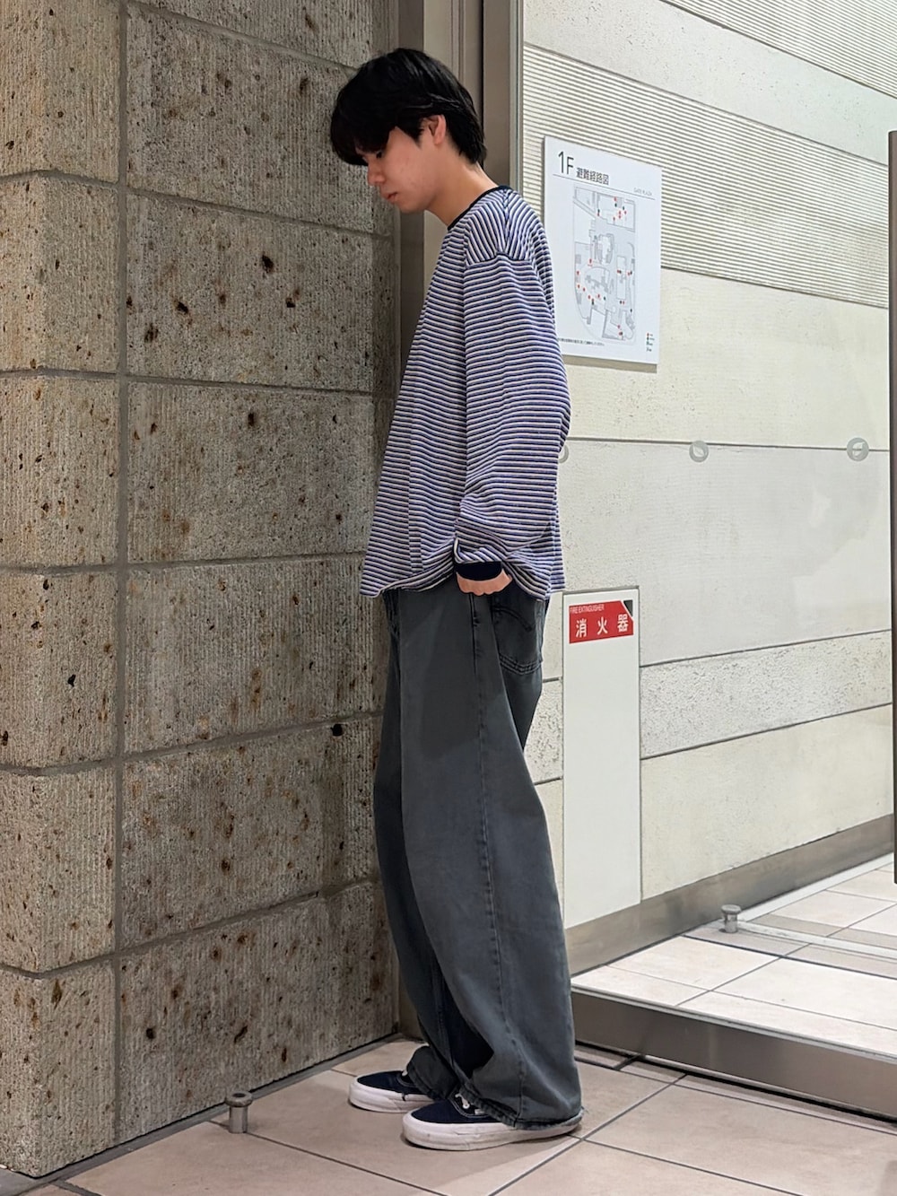 パープル系のTシャツ/カットソー、ブルー系のデニムパンツを着用したメンズの秋コーディネートの3枚目の写真