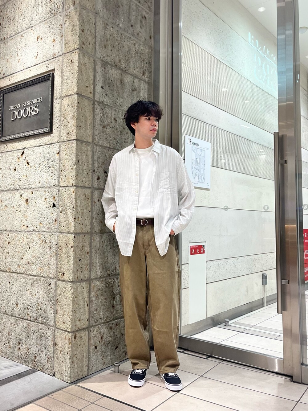 グリーン系のシャツ/ブラウス、ホワイト系のTシャツ/カットソー、ブラック系のスニーカーを着用したメンズの夏コーディネートの2枚目の写真