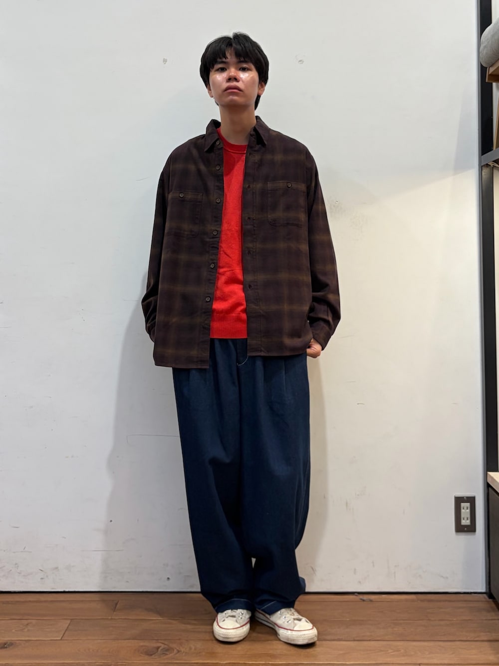 レッド系のニット/セーター、ブラウン系のシャツ/ブラウス、ブルー系のその他パンツを着用したメンズの秋コーディネートの3枚目の写真