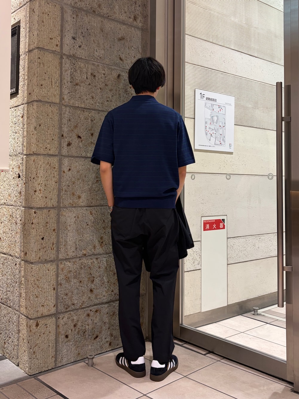 ブルー系のその他アウター、ブルー系のニット/セーター、ブラック系のその他パンツを着用したメンズの春コーディネートの7枚目の写真