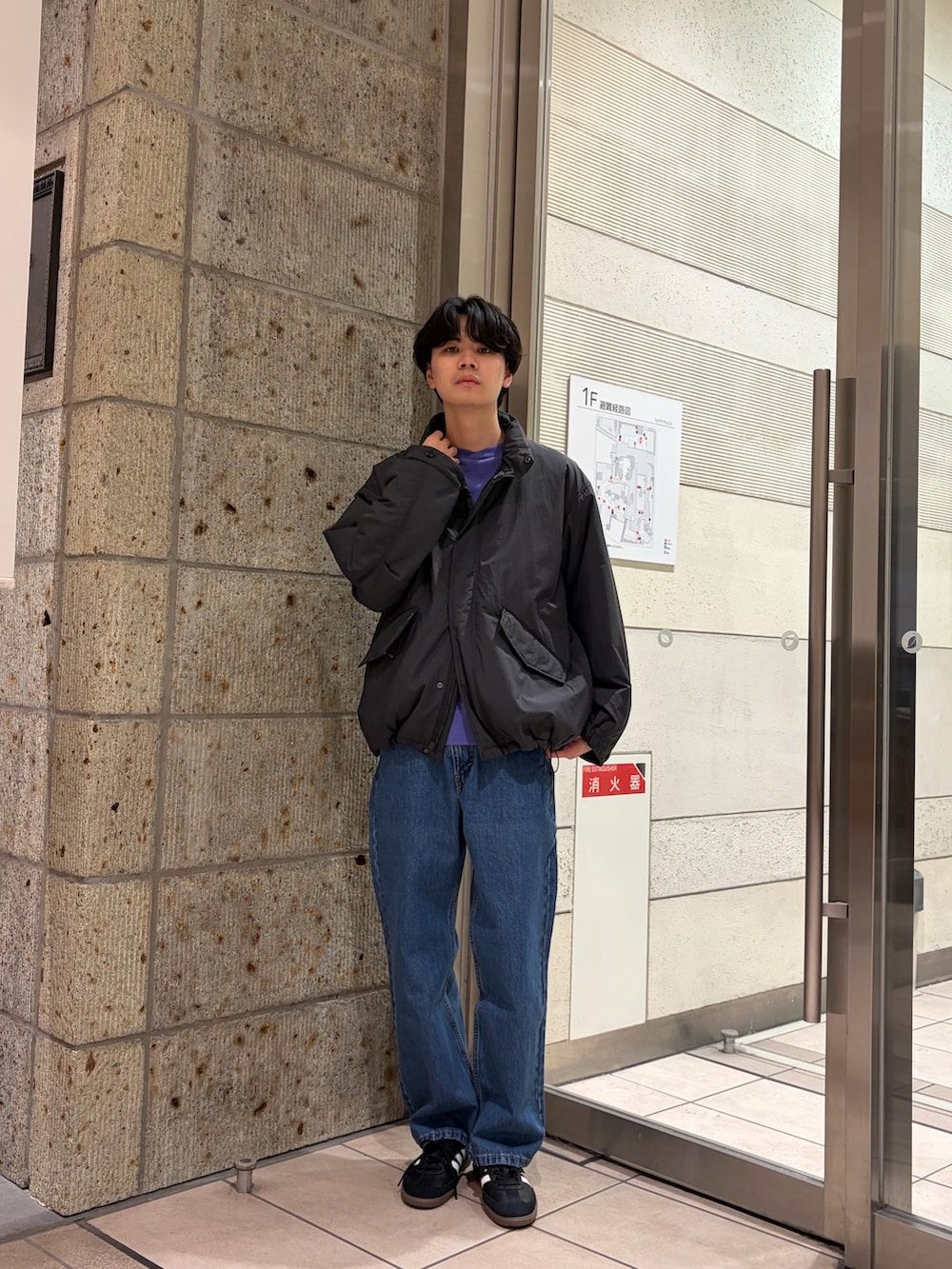 ブラック系のモッズコート、ブルー系のスウェット、ブラック系のスニーカーを着用したメンズの冬コーディネートの2枚目の写真