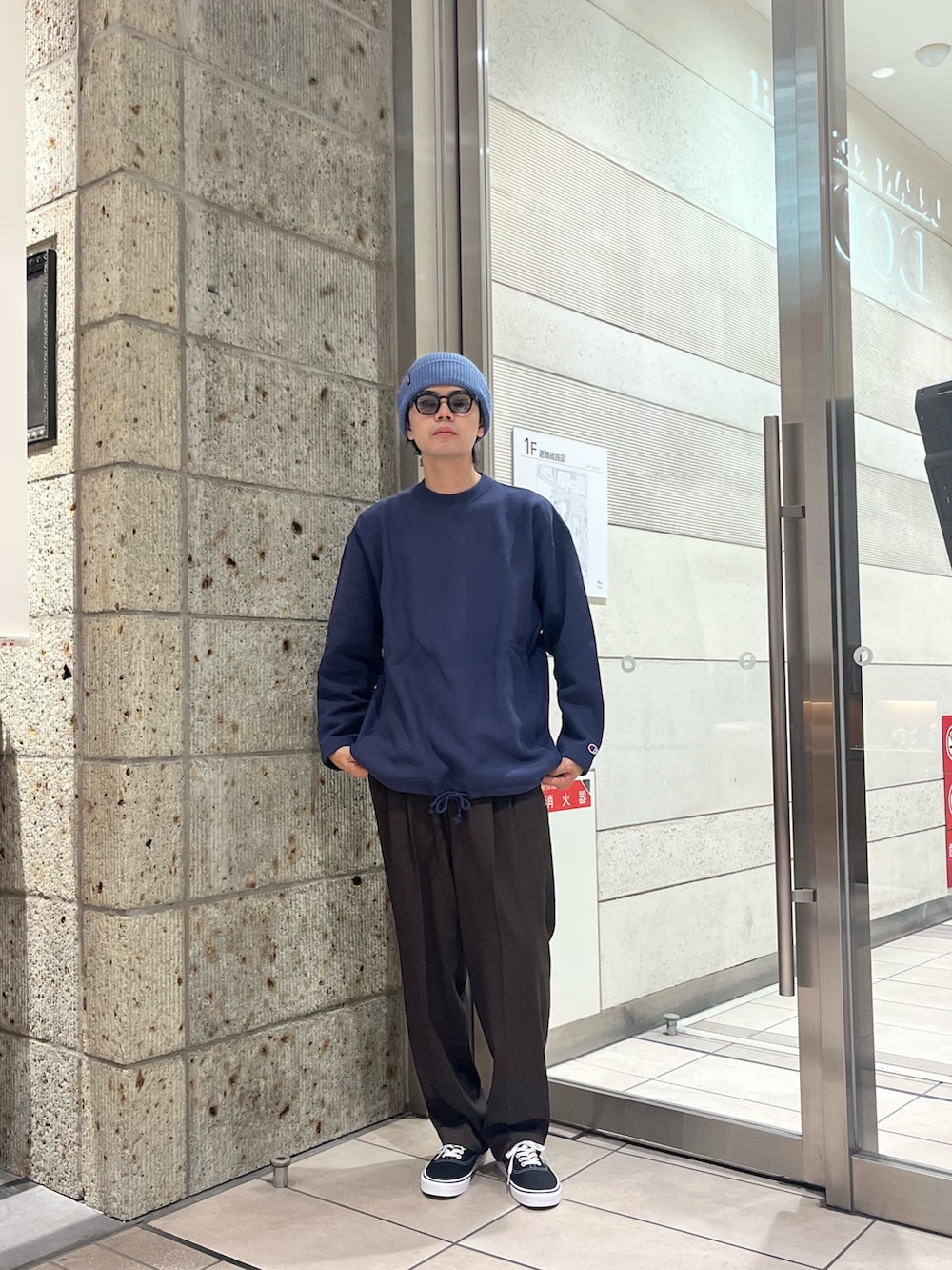 ブルー系のスウェット、ブラウン系のその他パンツ、ブラック系のスニーカーを着用したメンズの秋コーディネートの2枚目の写真