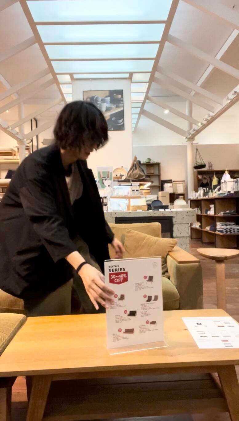 グリーン系の家具を着用したメンズの夏コーディネートの4枚目の写真