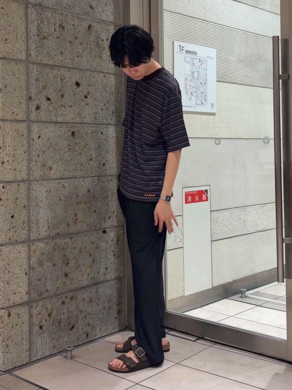ブラック系のTシャツ/カットソー、ブラック系のその他パンツ、ブラウン系のサンダルを着用したメンズの夏コーディネートの3枚目の写真