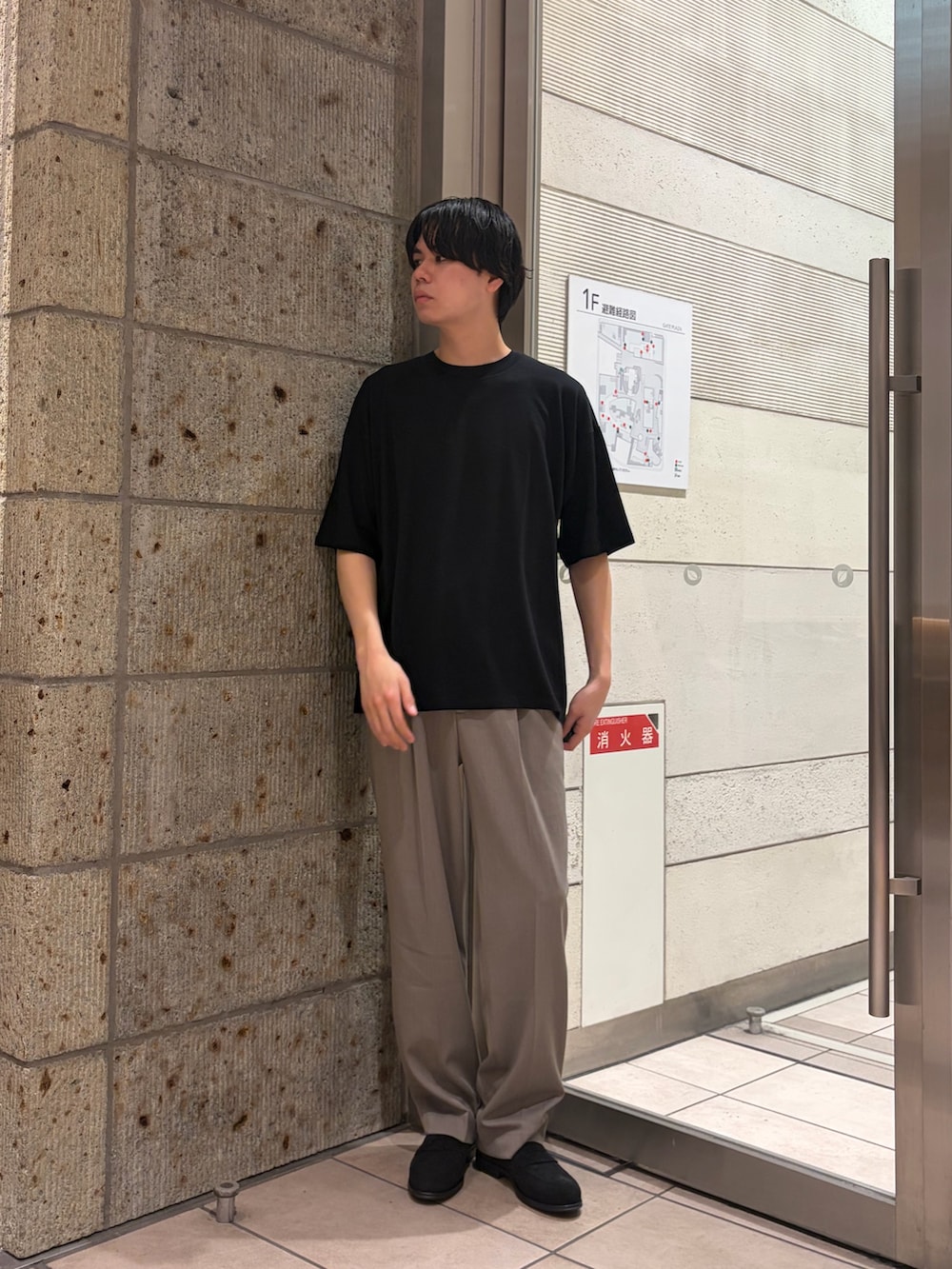 ベージュ系のその他パンツ、ブラック系のドレスシューズ、ブラック系のTシャツ/カットソーを着用したメンズの春コーディネートの2枚目の写真