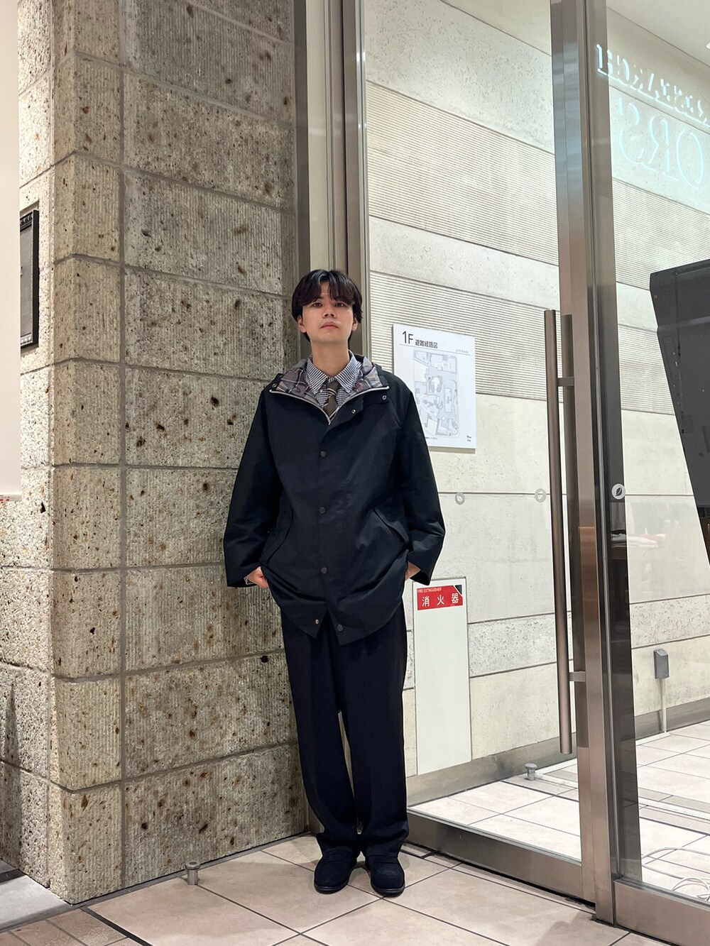 その他のシャツ/ブラウス、ブラック系のその他パンツ、ブラック系のドレスシューズを着用したメンズの秋コーディネートの4枚目の写真