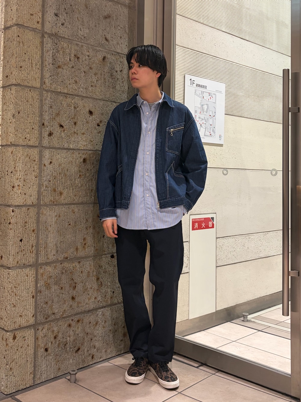 ブルー系のブルゾン、ブルー系のシャツ/ブラウス、ブルー系のその他パンツを着用したメンズの春コーディネートの2枚目の写真