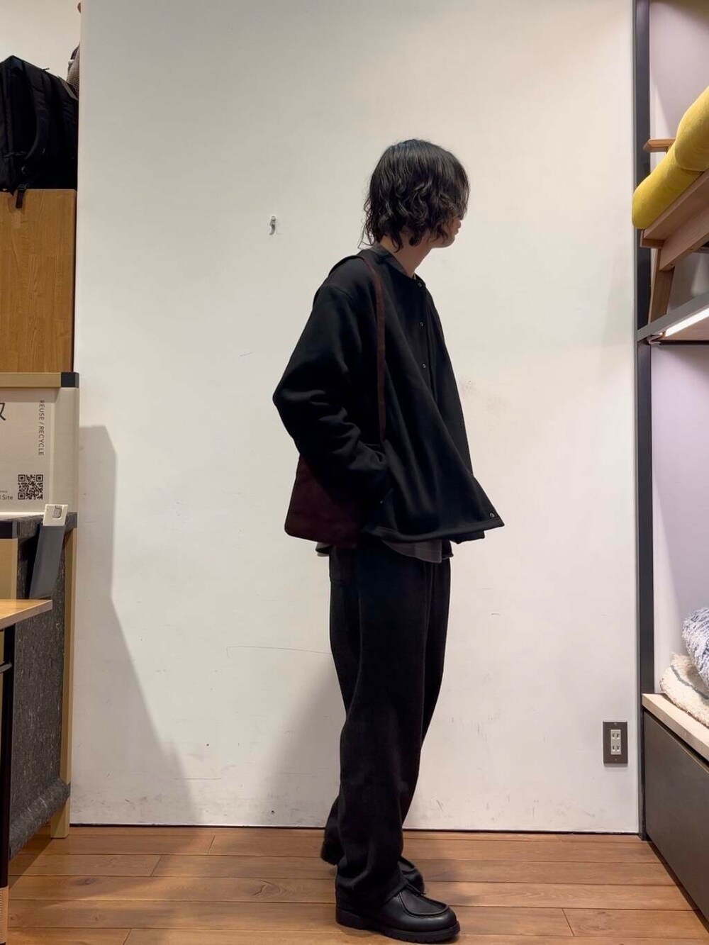 ブラウン系のショルダーバッグ、ブラック系のその他パンツ、ブラック系のカーディガン/ボレロを着用したメンズの冬コーディネートの3枚目の写真