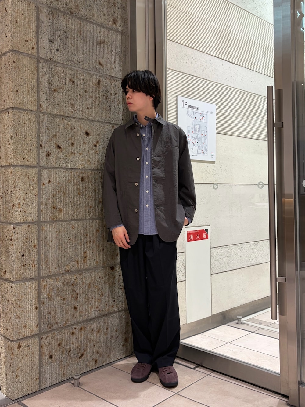 グレー系のカバーオール、ブルー系のシャツ/ブラウス、ブルー系のその他パンツを着用したメンズの春コーディネートの2枚目の写真