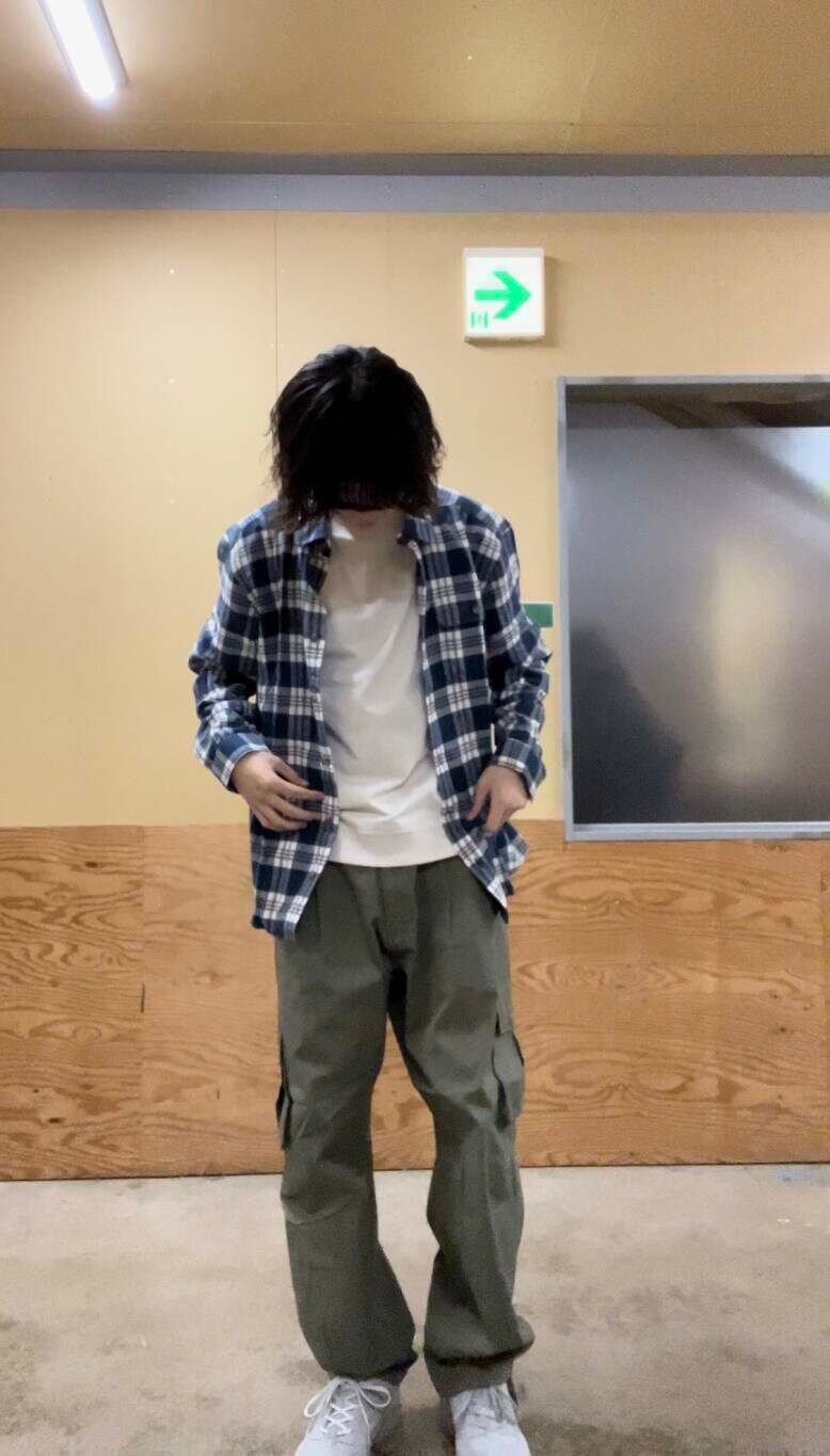 グレー系のスニーカー、ホワイト系のTシャツ/カットソー、グリーン系のその他パンツを着用したメンズの夏コーディネートの4枚目の写真