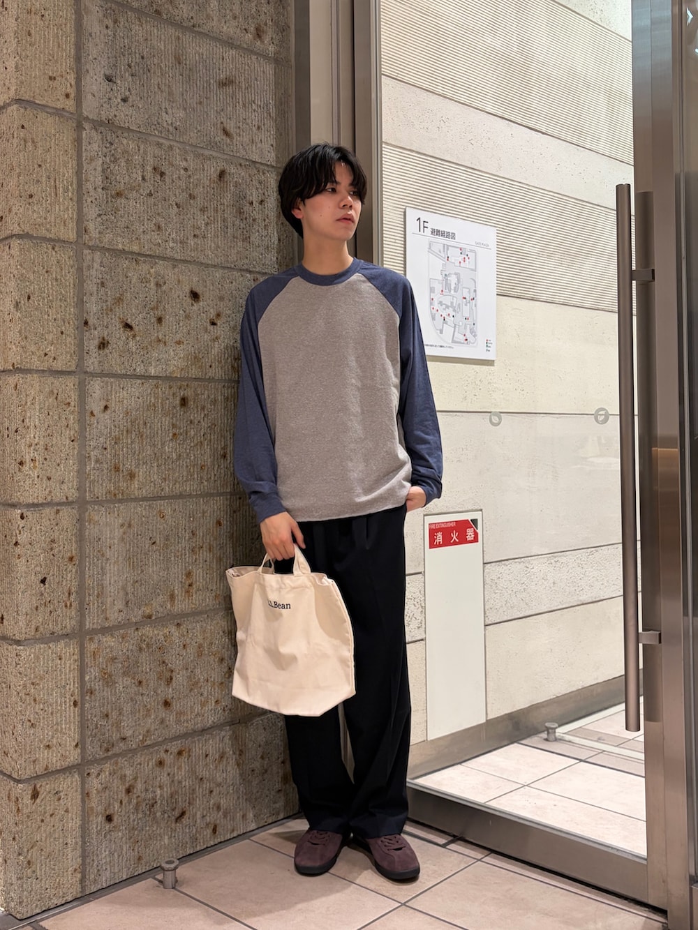 ブルー系のTシャツ/カットソー、ブルー系のその他パンツ、ベージュ系のショルダーバッグを着用したメンズの春コーディネートの2枚目の写真