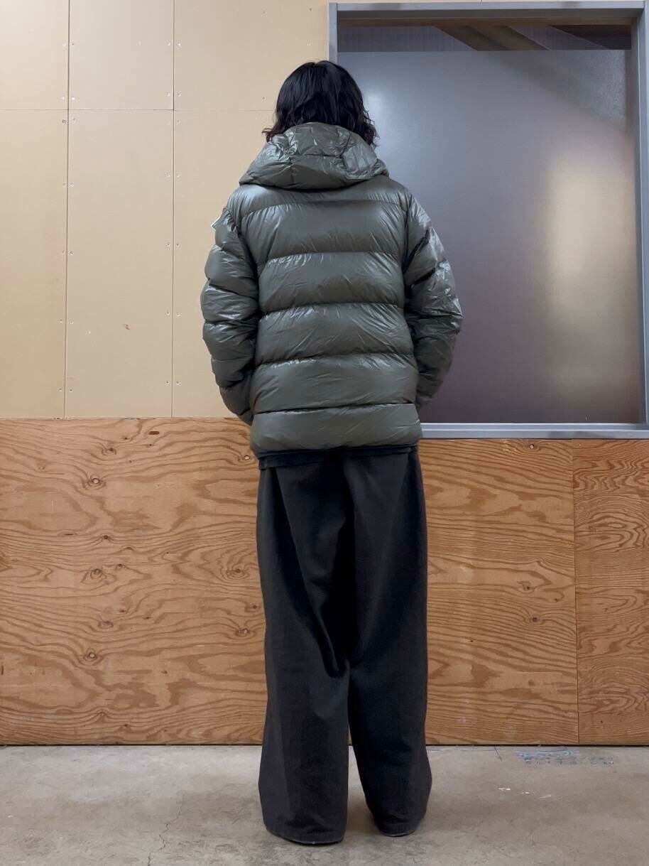 グレー系のニット/セーター、グリーン系のダウンジャケット/コートを着用したメンズの冬コーディネートの3枚目の写真