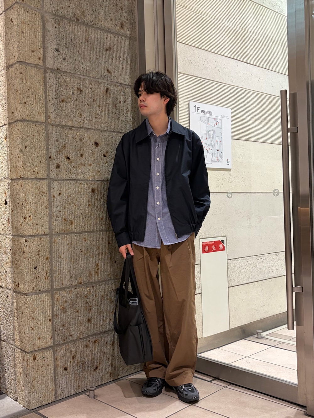 ブルー系のブルゾン、ブルー系のシャツ/ブラウス、ブラック系のスーツケース/キャリーバッグを着用したメンズの冬コーディネートの2枚目の写真