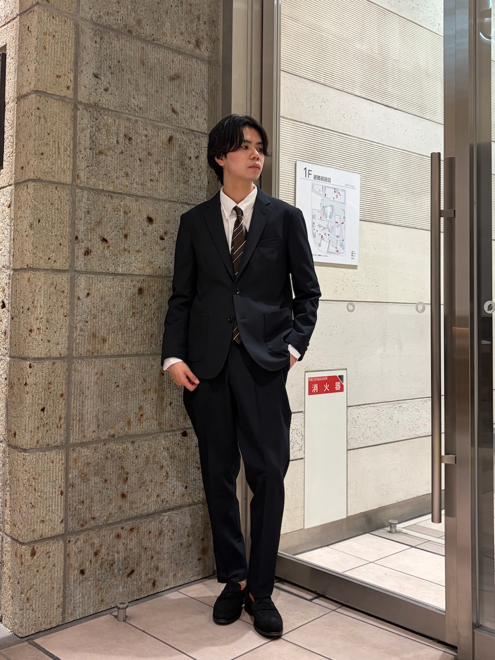 ブルー系のその他アウター、ホワイト系のシャツ/ブラウス、ブラウン系のネクタイを着用したメンズの春コーディネートの3枚目の写真