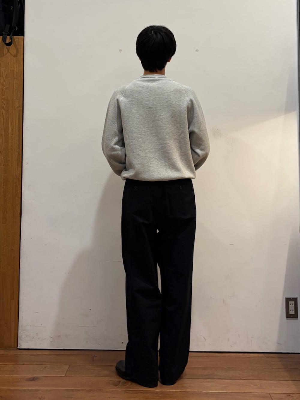 グレー系のスウェット、ブルー系のその他パンツ、ブラック系のドレスシューズを着用したメンズの秋コーディネートの5枚目の写真