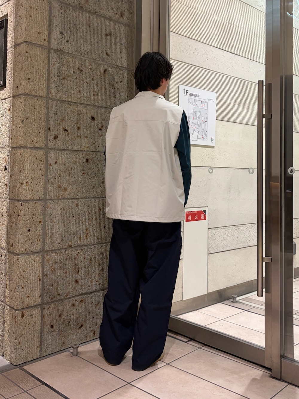 ホワイト系のその他アウター、グリーン系のTシャツ/カットソー、ブルー系のその他パンツを着用したメンズの春コーディネートの3枚目の写真