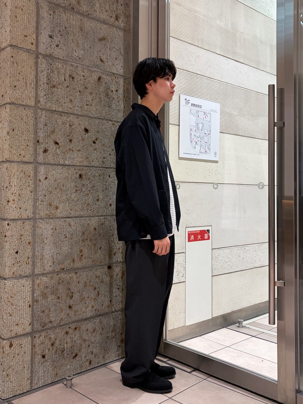 ブルー系のカバーオール、ホワイト系のTシャツ/カットソー、グレー系のその他パンツを着用したメンズの春コーディネートの6枚目の写真