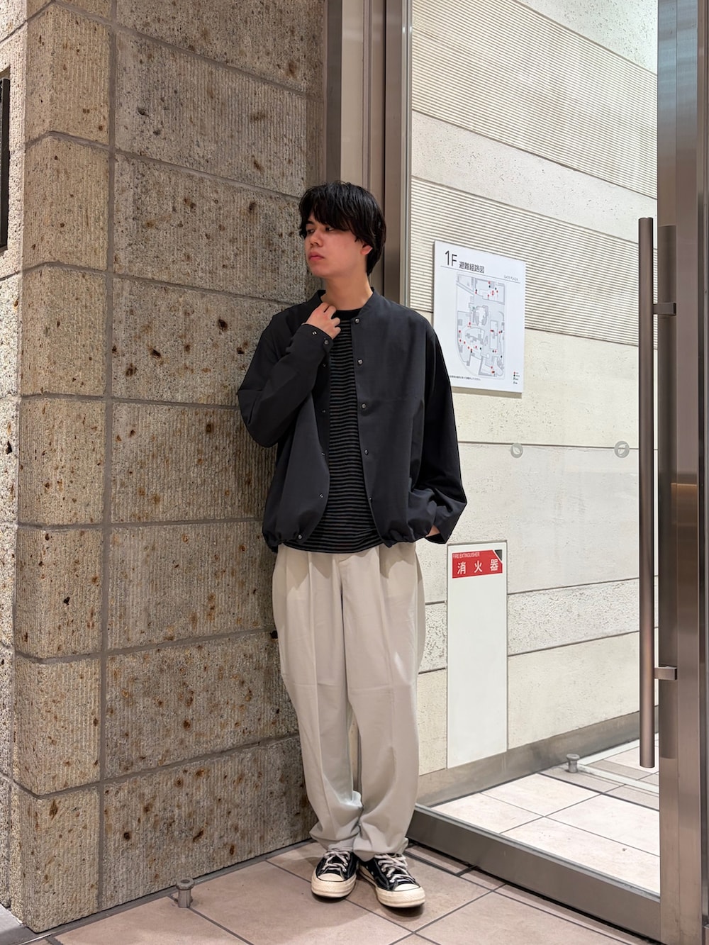 ブラック系のTシャツ/カットソー、ホワイト系のその他パンツ、ブラック系のスニーカーを着用したメンズの春コーディネートの2枚目の写真