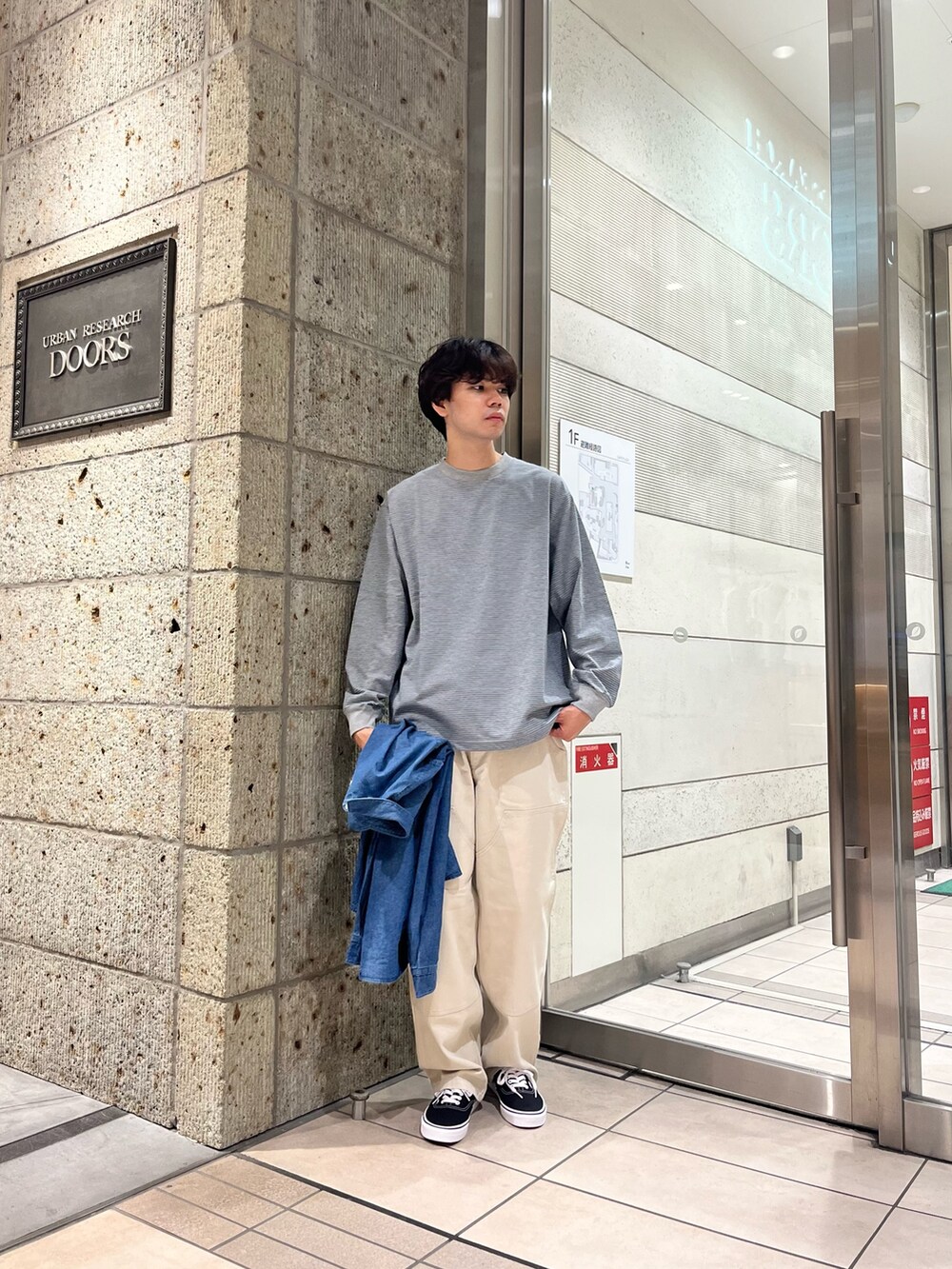 ブルー系のシャツ/ブラウス、ブラック系のスニーカー、グレー系のTシャツ/カットソーを着用したメンズの夏コーディネートの4枚目の写真