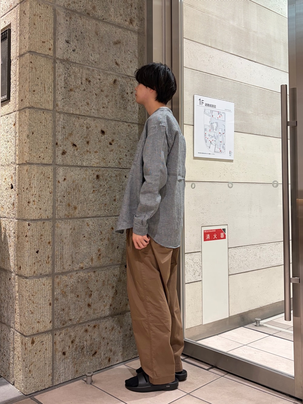 その他のシャツ/ブラウス、ホワイト系のTシャツ/カットソー、ブラウン系のその他パンツを着用したメンズの春コーディネートの2枚目の写真