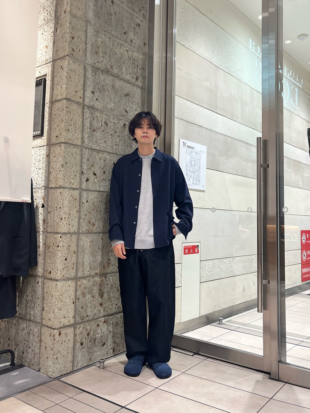 ブルー系のサンダル、グレー系のスウェット、グリーン系のその他アウターを着用したメンズの秋コーディネートの2枚目の写真