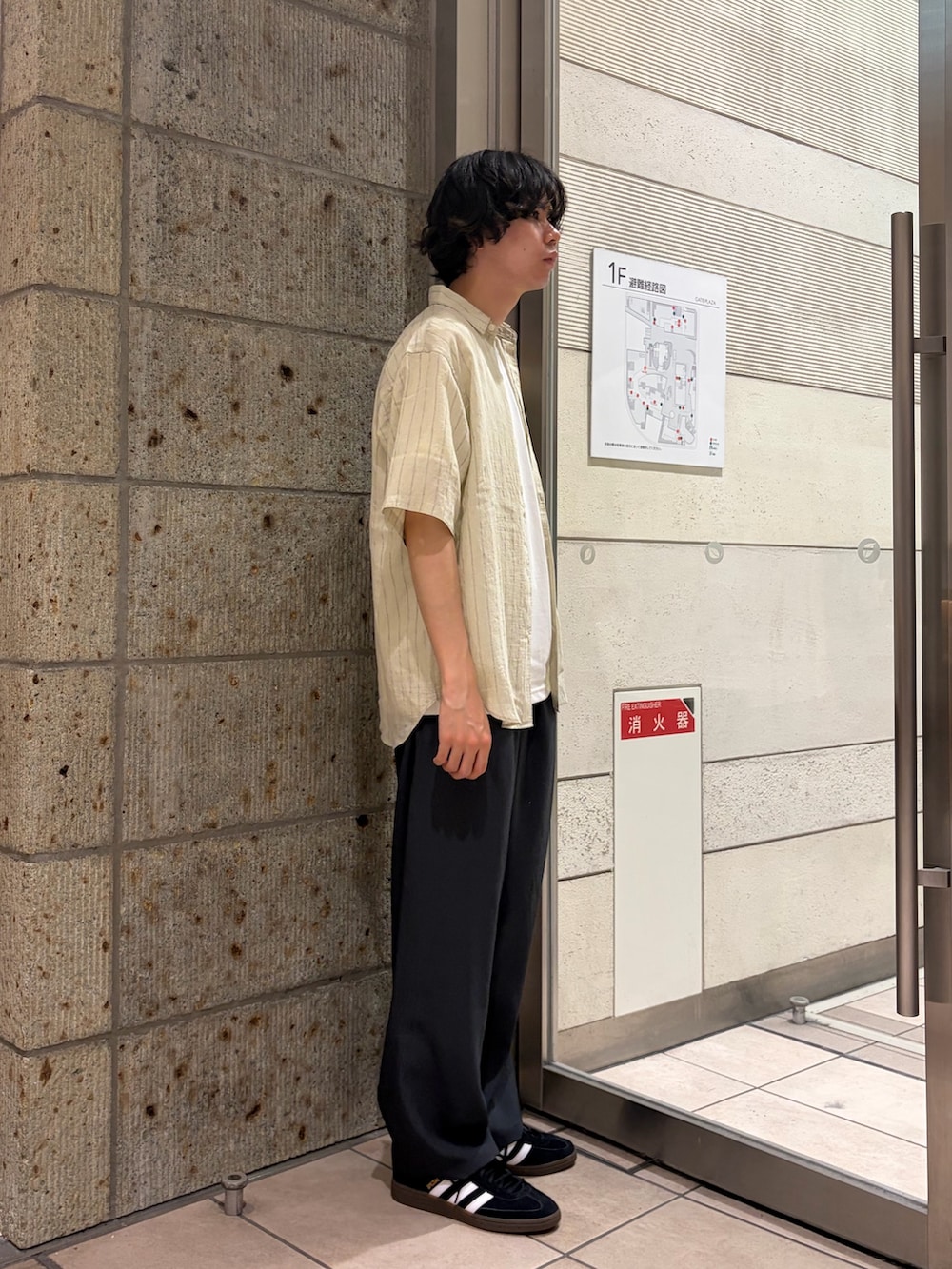 ホワイト系のTシャツ/カットソー、グレー系のその他パンツ、ブラック系のスニーカーを着用したメンズの夏コーディネートの5枚目の写真