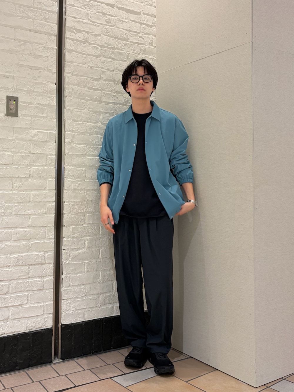 グレー系のTシャツ/カットソー、グリーン系のカーディガン/ボレロ、グレー系のその他パンツを着用したメンズの春コーディネートの4枚目の写真