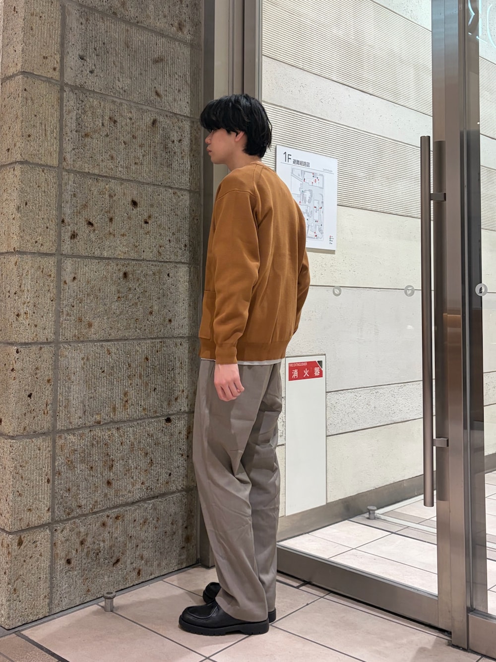 ブラウン系のカーディガン/ボレロ、グレー系のニット/セーター、ベージュ系のその他パンツを着用したメンズの冬コーディネートの3枚目の写真