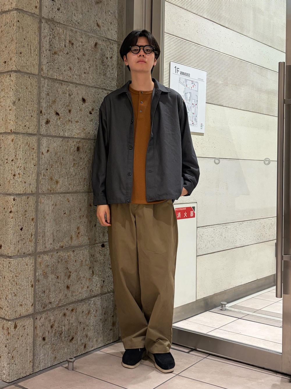 グレー系のその他アウター、ブラウン系のTシャツ/カットソー、ベージュ系のその他パンツを着用したメンズの秋コーディネートの2枚目の写真