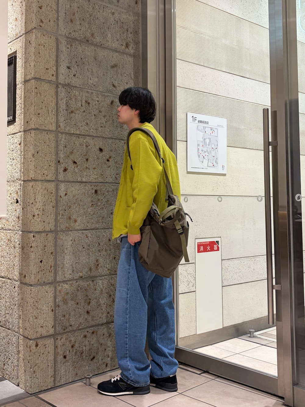 イエロー系のカーディガン/ボレロ、グレー系のTシャツ/カットソー、ブルー系のデニムパンツを着用したメンズの春コーディネートの3枚目の写真