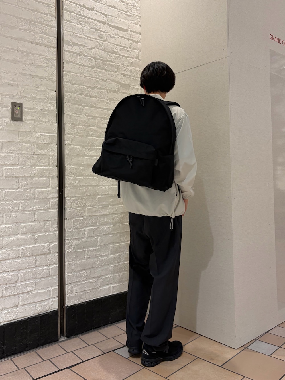 ホワイト系のその他アウター、ブルー系のTシャツ/カットソー、グレー系のその他パンツを着用したメンズの春コーディネートの5枚目の写真