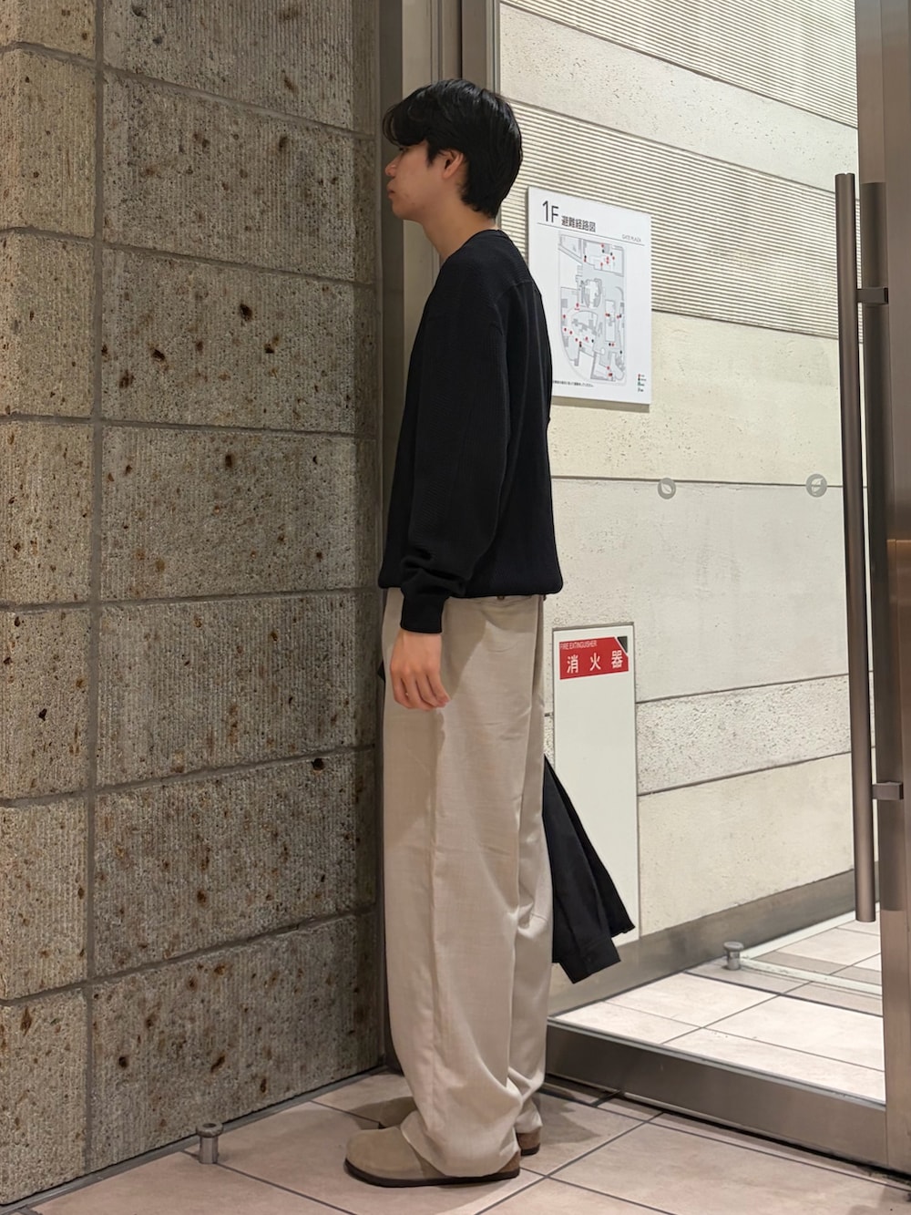 ブラック系のTシャツ/カットソー、ベージュ系のその他パンツ、グレー系のその他アウターを着用したメンズの夏コーディネートの2枚目の写真
