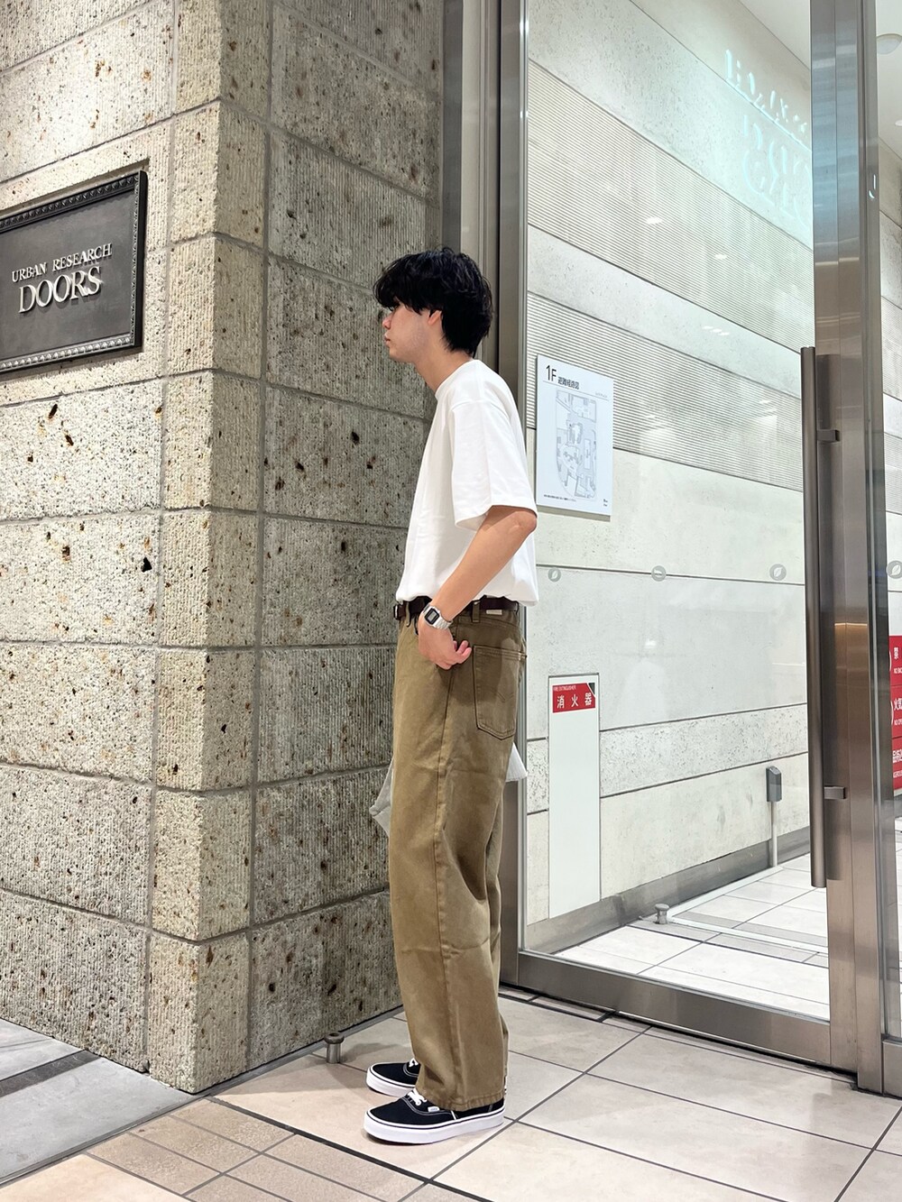 グリーン系のシャツ/ブラウス、ホワイト系のTシャツ/カットソー、ブラック系のスニーカーを着用したメンズの夏コーディネートの5枚目の写真