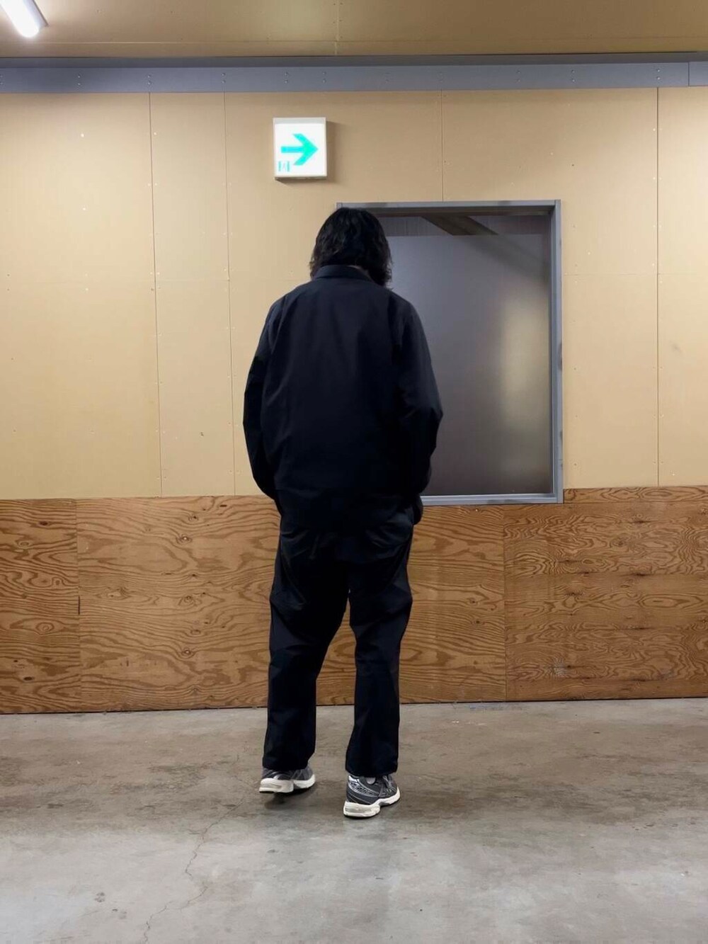 ブラック系のその他パンツ、ブラック系のシャツ/ブラウス、グレー系のスニーカーを着用したメンズの秋コーディネートの3枚目の写真